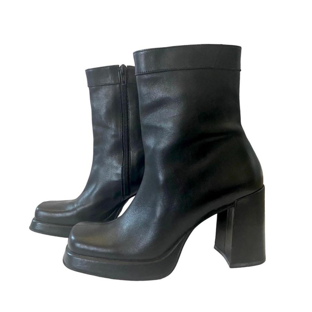 90s/ Y2K Leather Square Toe Ankle Boots